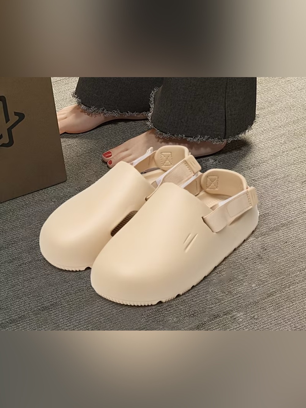 Women’s Slip-On Comfort Clogs in Beige